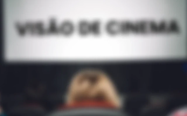 Simulação clínica: lazer e leitura com Lente Monofocal exigindo óculos para perto Simulação em cinema e lazer com Lente Monofocal: dificuldade em enxergar perto e meia distância